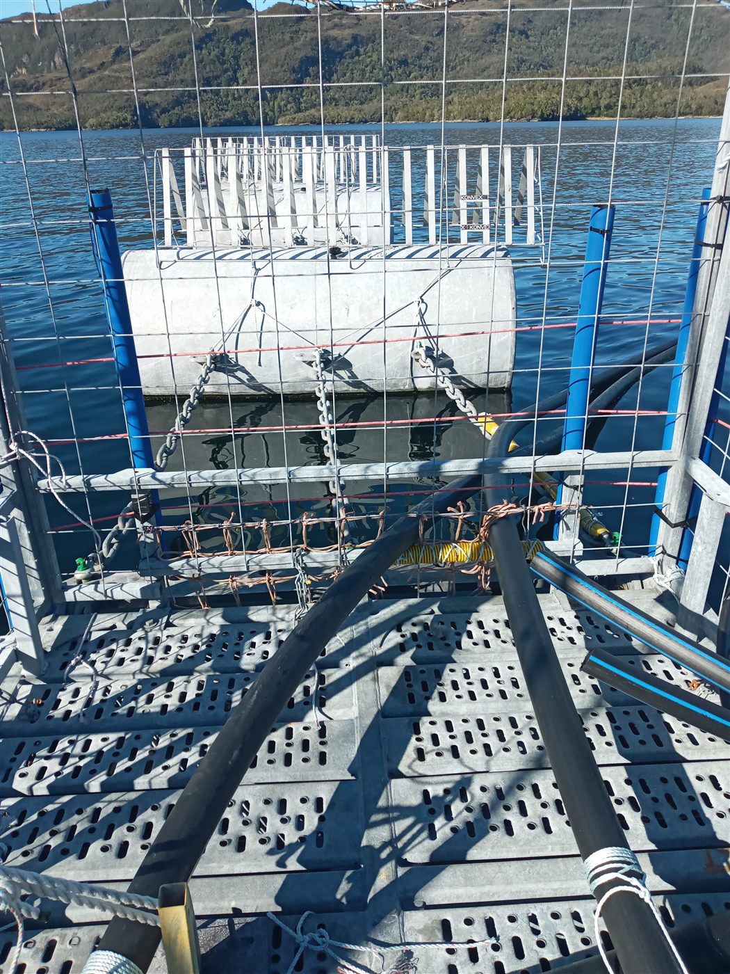 Detalle de flotador, cadenas y elementos de conexión de la estructura