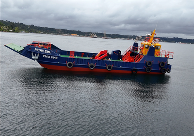 Embarcación multipropósito con ROV operando desde cubierta